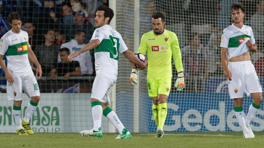 Los jugadores del Elche se lamentan tras recibir un gol el pasado viernes en Getafe