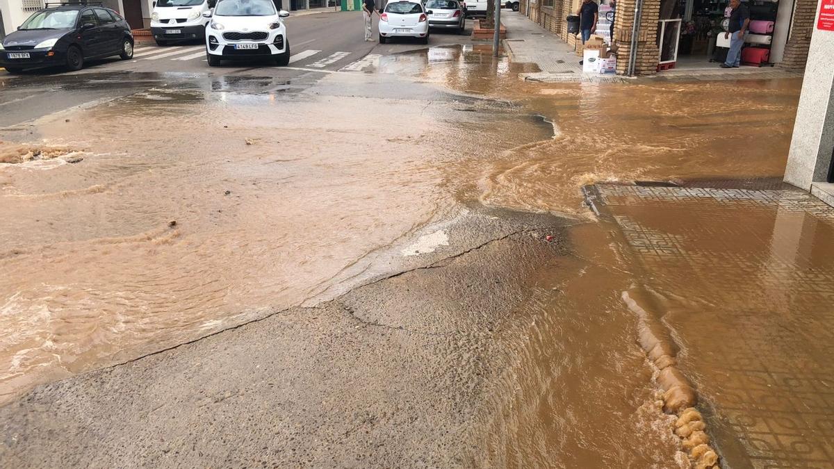 Inundaciones en carretera de Santa Marta por la rotura de tuberías