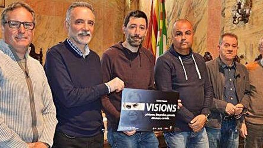 Membres del grup d&#039;amics de Xavier Gassó amb el regidor Ivan Sánchez, ahir a l&#039;ajuntament de Berga