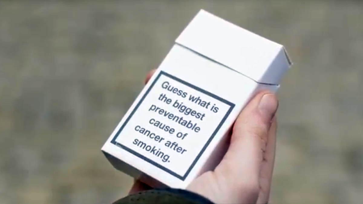 Los compradores en Aylesbury reaccionan al descubrimiento de que la obesidad es la mayor causa prevenible de cáncer después de fumar.