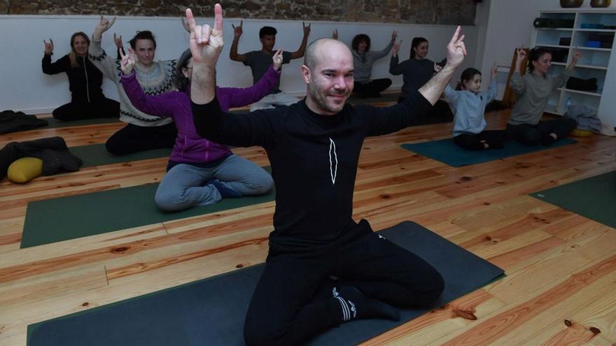 El organizador del festival, Segundo Rego, con alumnos en su centro de yoga tibetano.