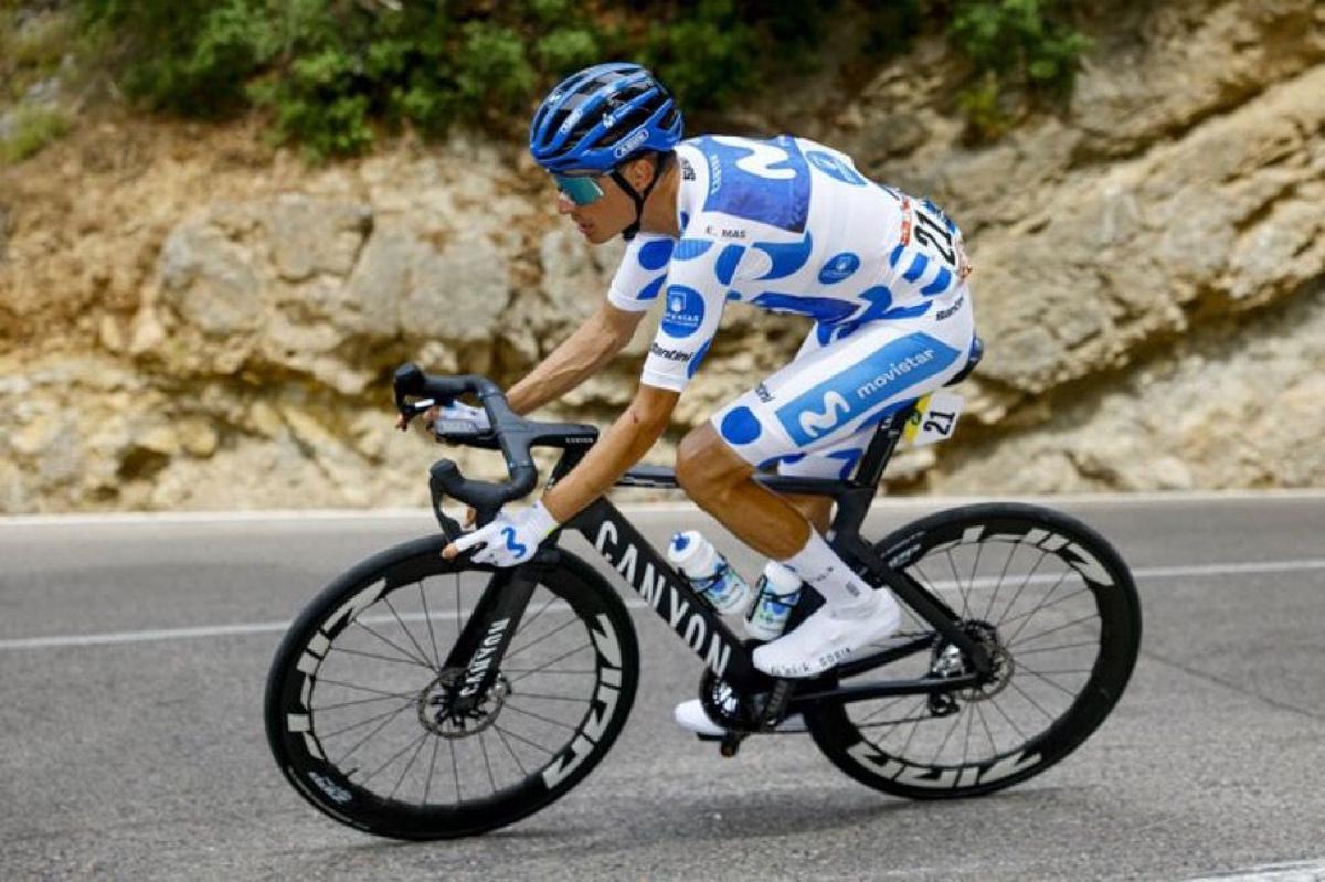 Enric Mas, vestido con el jersey de la montaña, que le presta Pogacar, camino de Valdelinares.