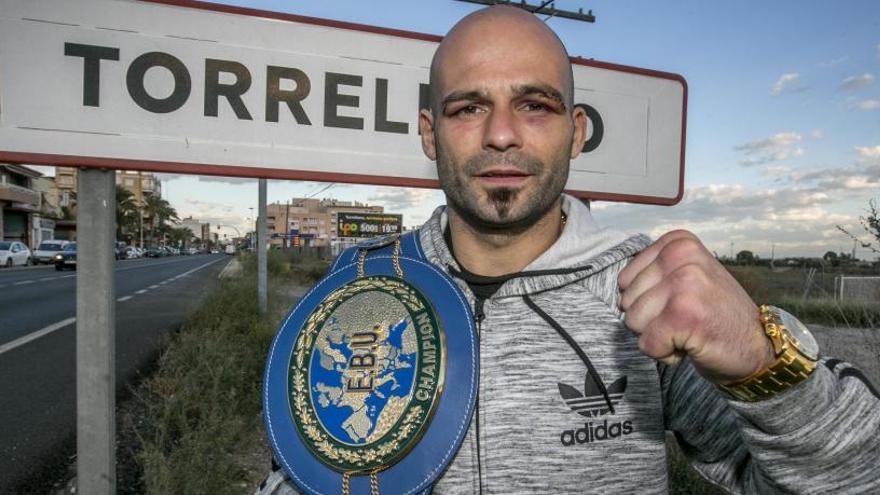 Kiko Martínez, en Torrellano, con su cinturón de campeón del mundo