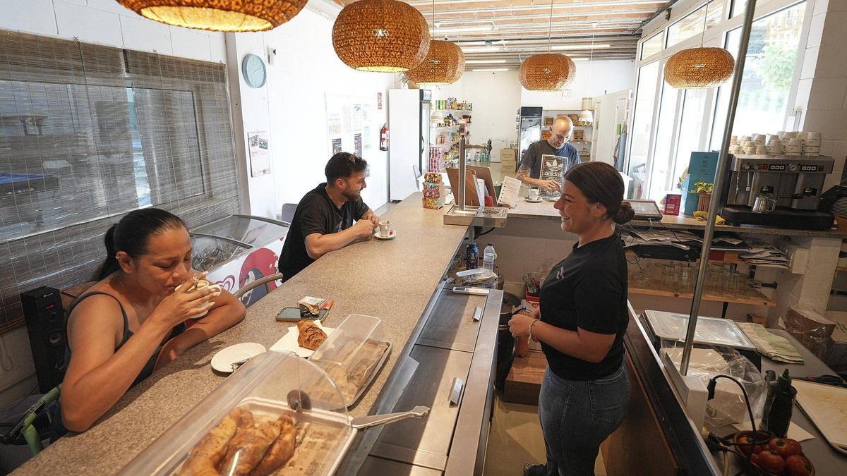 El Cafè del Cau de Llorà, al municipi de Sant Martí de Llémena, combina cafeteria i agrobotiga al costat del pavelló municipal