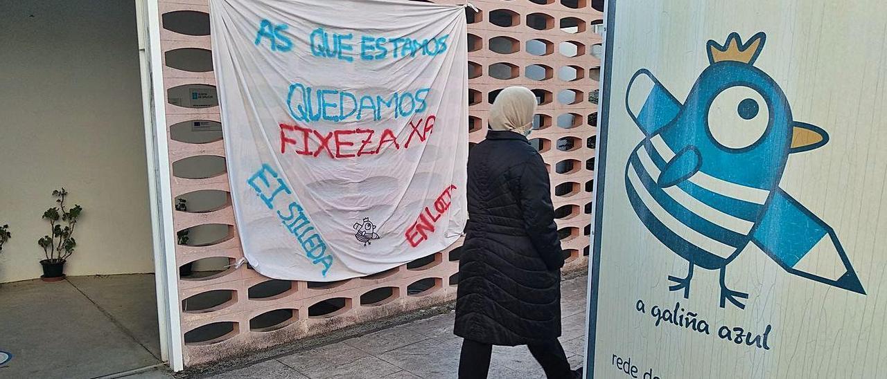 Pancarta colgada en el acceso 
principal de la guardería pública 
de Silleda.   | // XPONTE