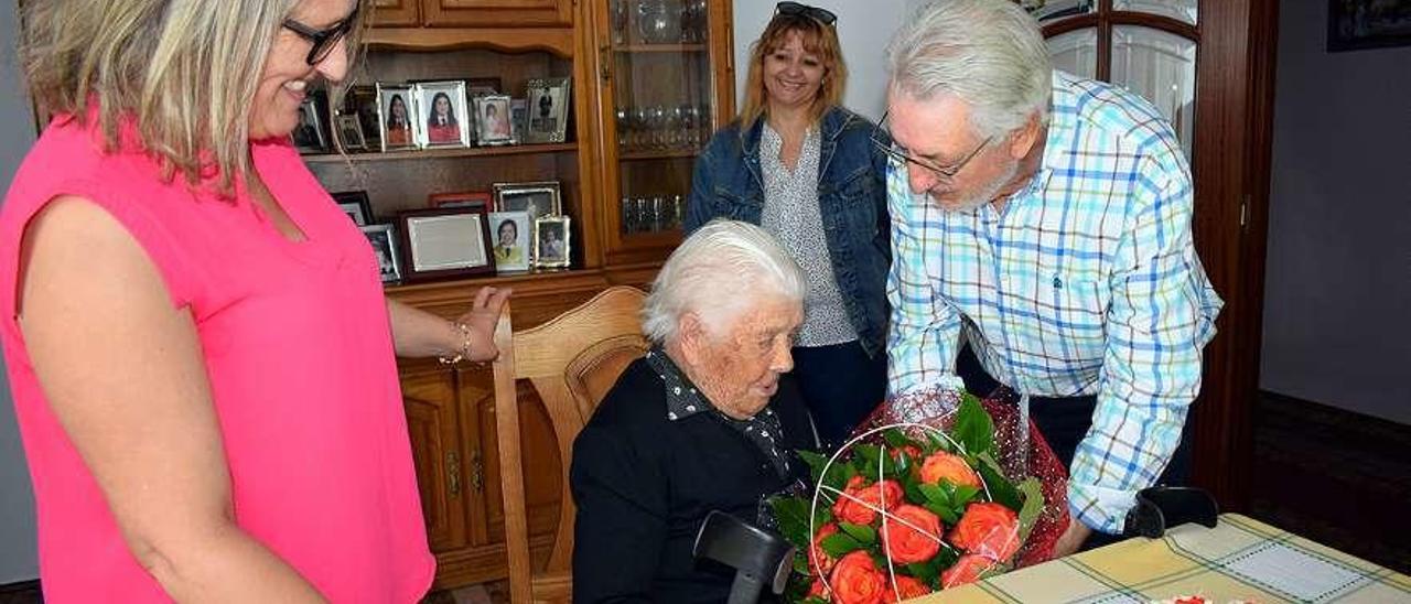 María Bouzas Senín, acompañada del alcalde y las dos concejalas. // Faro