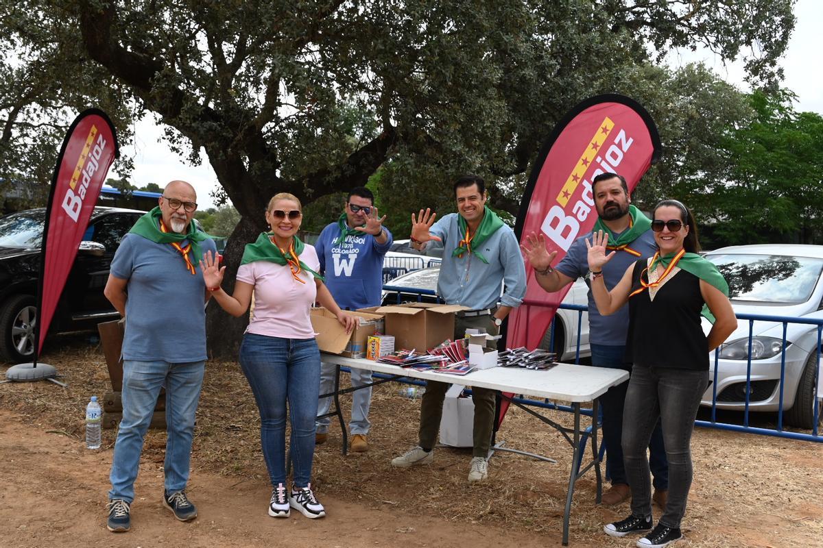 Alejandro Vélez y su equipo en el entorno de la ermita.