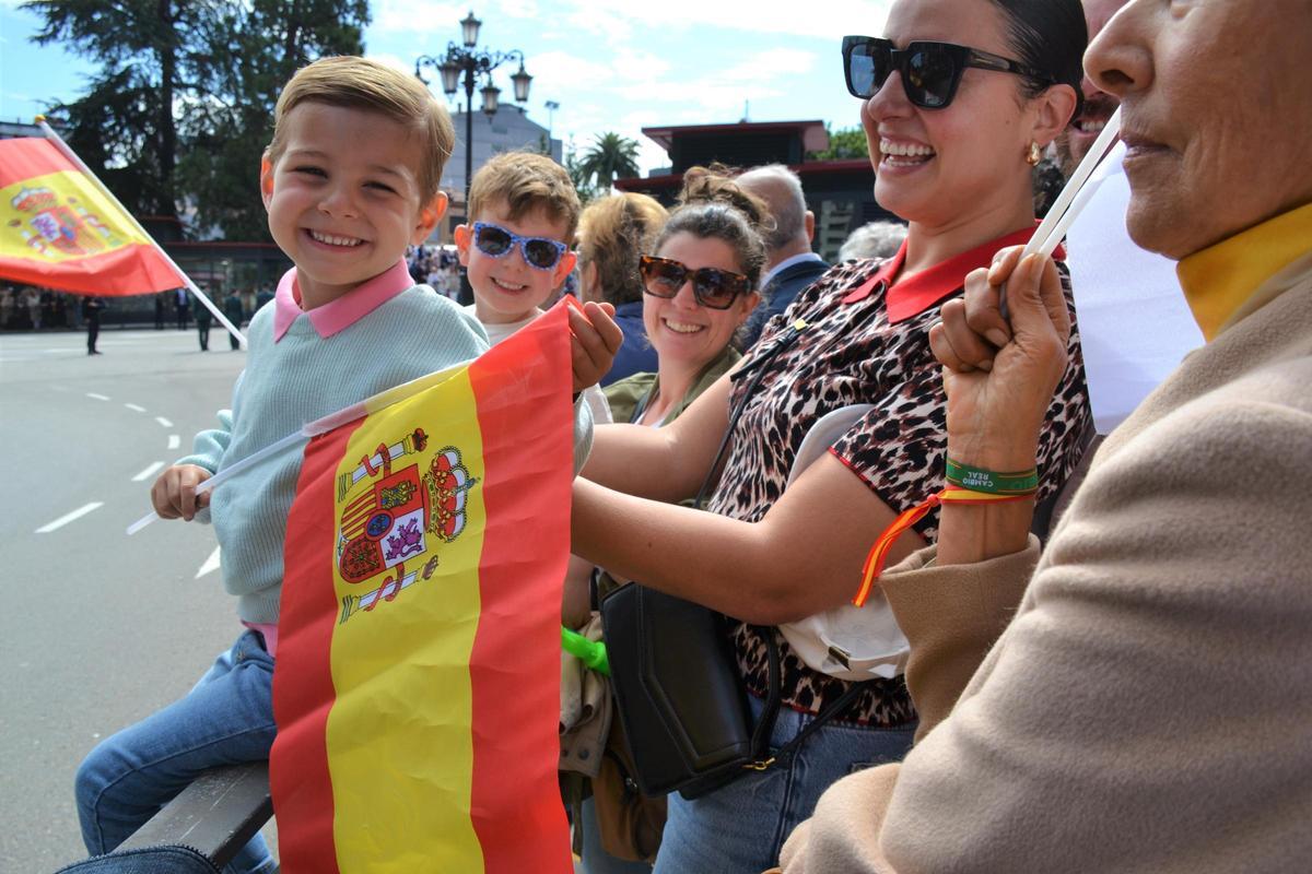 Los niños Diego Barbón Fernández y Lucas Félix Fernandez con sus madres María y Laura Fernández.