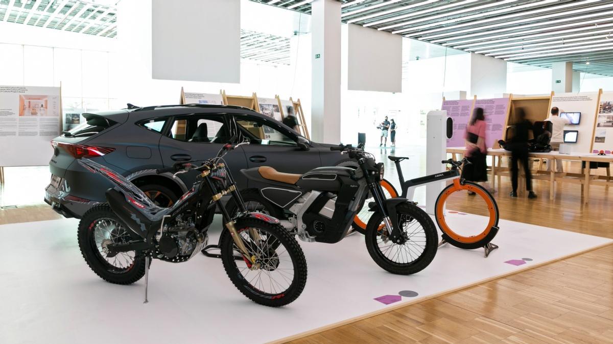Los llamativos vehículos: un coche, dos motocicletas y una bicicleta estática.