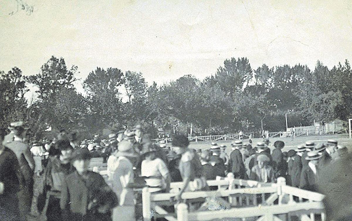 Gabriel Faci, Campo de fútbol. Archivo Gobierno de Aragón.