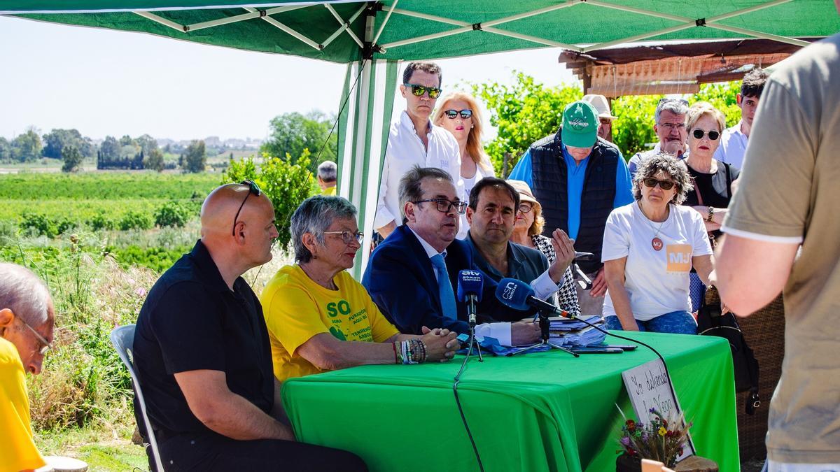 Marcelino Abraira, este jueves durante la rueda de prensa con los vecinos, en la Vega de Mestanza.