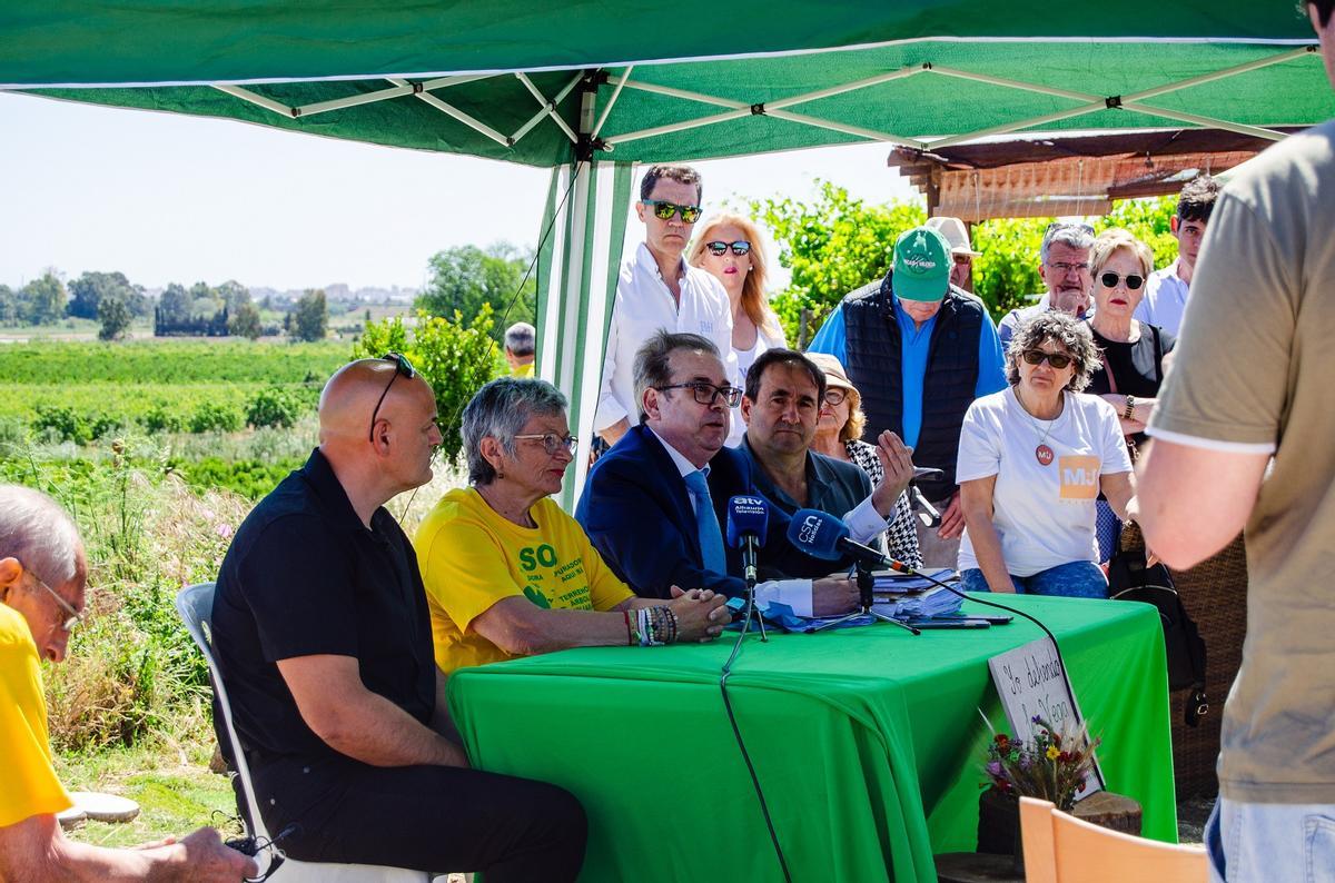 Marcelino Abraira, este jueves durante la rueda de prensa con los vecinos, en la Vega de Mestanza.