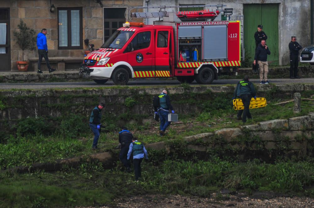 Los servicios de emergencia trasladan el cadáver.