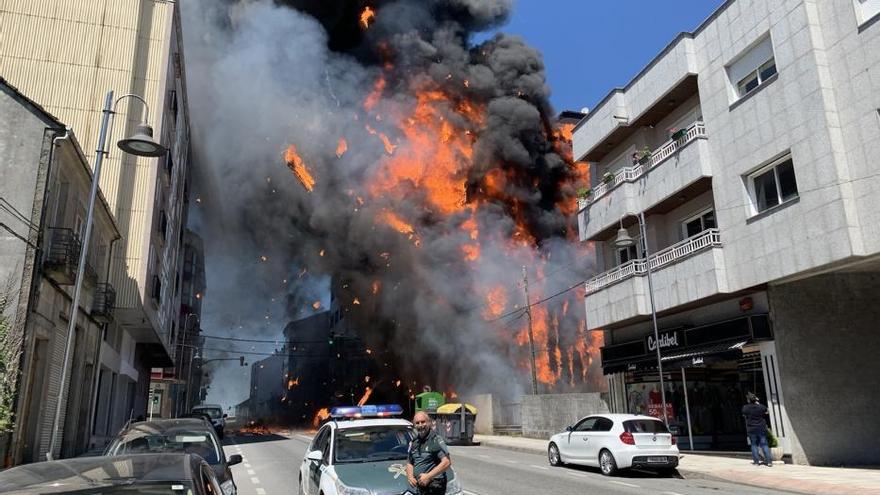 Un voraz incendio calcina un solar junto a una zona residencial de Silleda