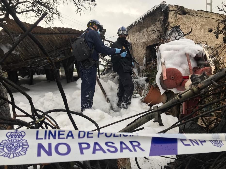 La Policía Nacional investiga las causas que originaron, en la madrugada del martes al miércoles, el incendio de una casa de chapa en el Camino de la Sierra, en Churriana, y en el que perdieron la vida dos personas.