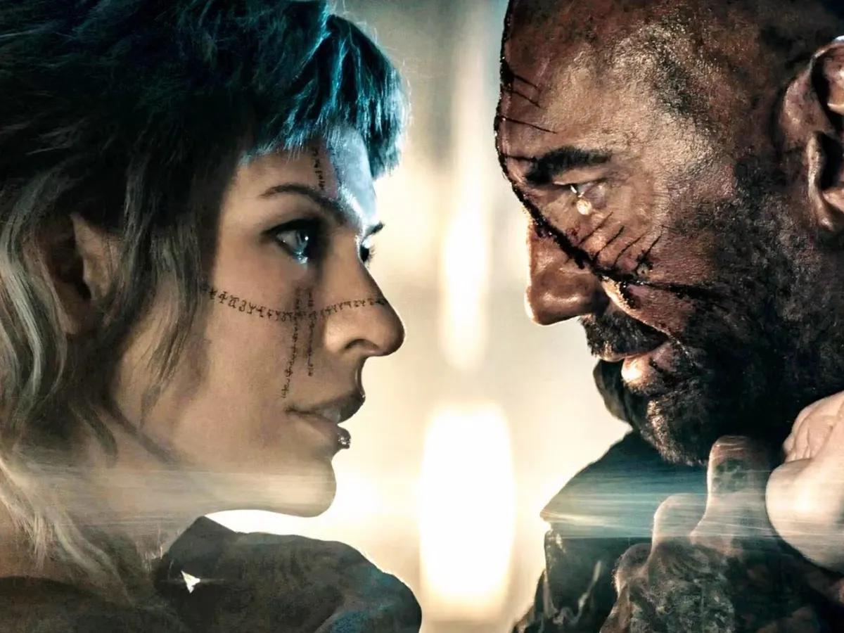 Tierras perdidas está protagonizada por Milla Jovovich, Dave Bautista, Arly Jover y Amara Okereke. Tierras perdidas está protagonizada por Milla Jovovich, Dave Bautista, Arly Jover y Amara Okereke.