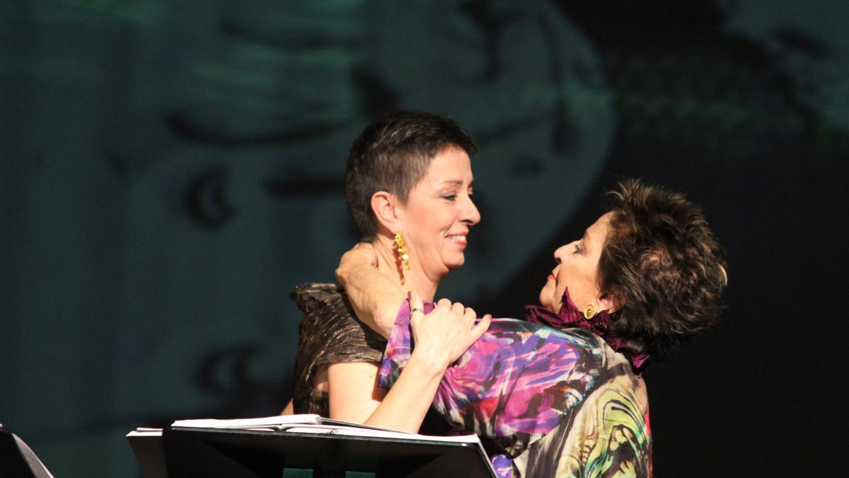 Teresa Bernganza junto a su hija en el Teatro Principal de Zamora.