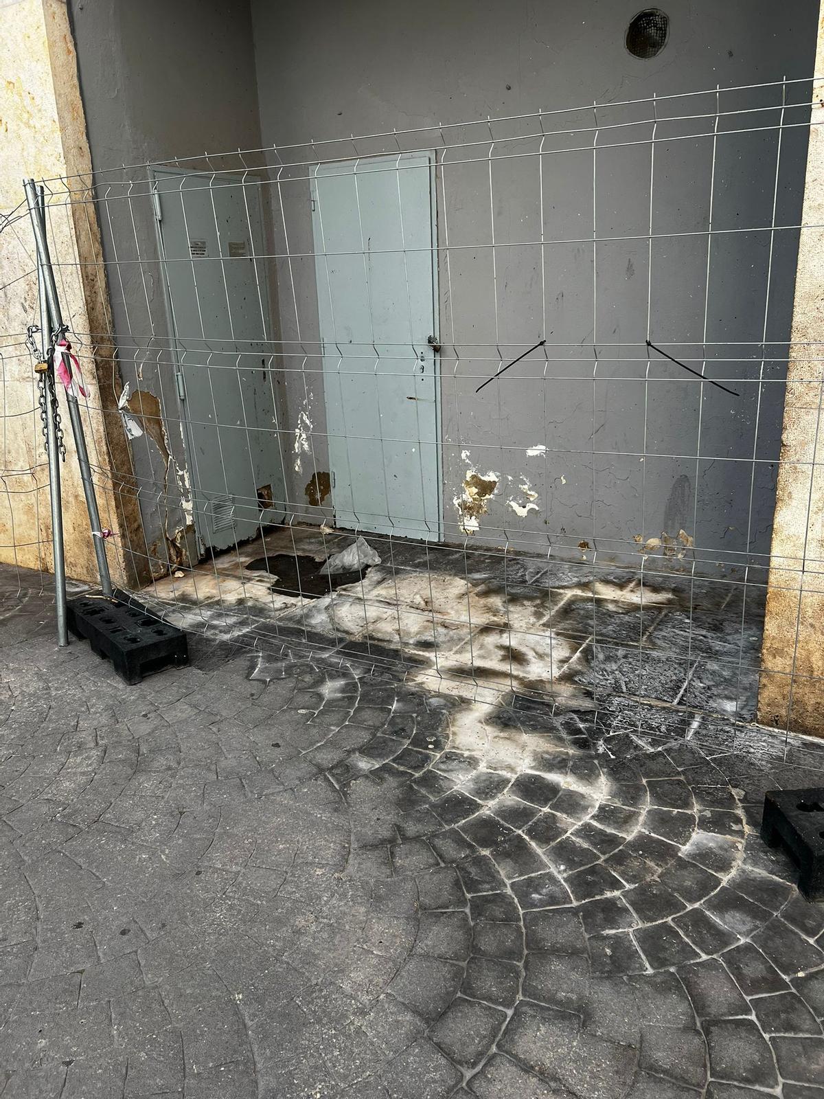 Una esquina llena de orines junto a la zona del parque infantil de la calle Alberic