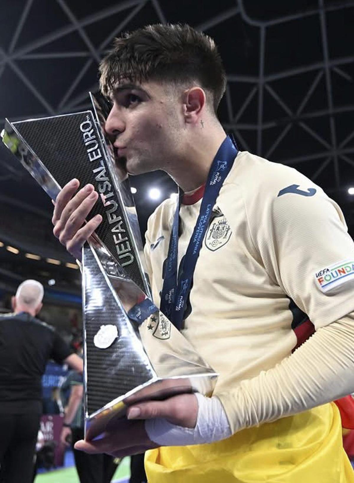 David Novoa besa el trofeo de campeón de Europa logrado por España. | RFEF