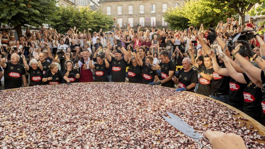 Momento del récord de la tapa de pulpo gigante.
