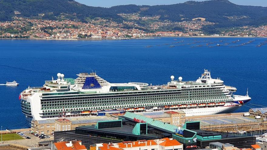 El crucero Ventura atracado en Vigo. // Marta G. Brea