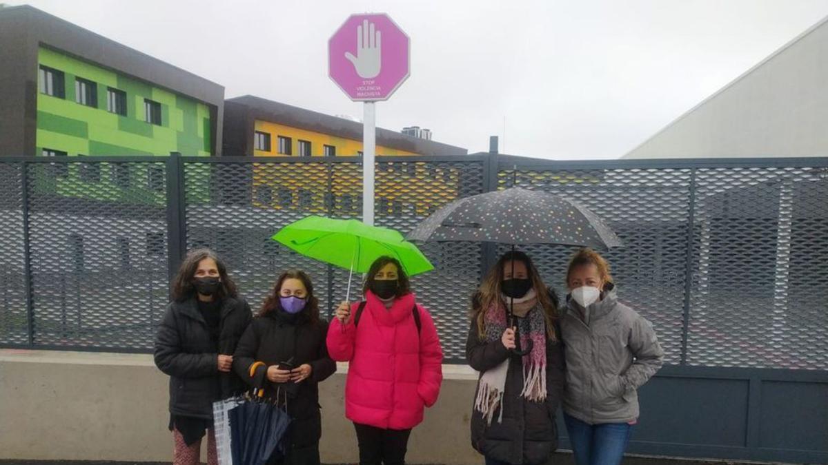 Por la izquierda, la directora del IES La Fresneda, Isabel Rivera; la abogada del Centro Asesor de la Mujer, Eva Pérez; la concejala de Somos Patricia Serna; la edil de IU Alicia Álvarez, y la concejala de Igualdad, Mercedes Pérez, junto al cartel, ayer por la mañana, en el centro educativo. | R. I. G.