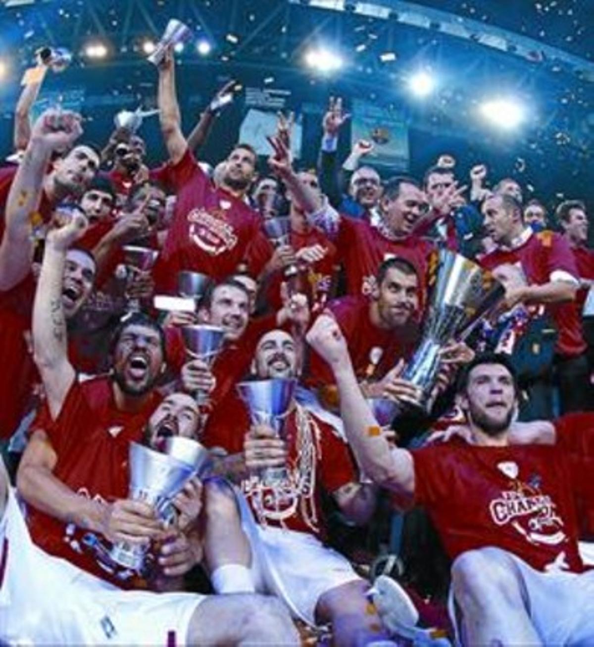 Els jugadors de l’Olympiacos celebren la conquista de l’Eurolliga, ahir a Istanbul.