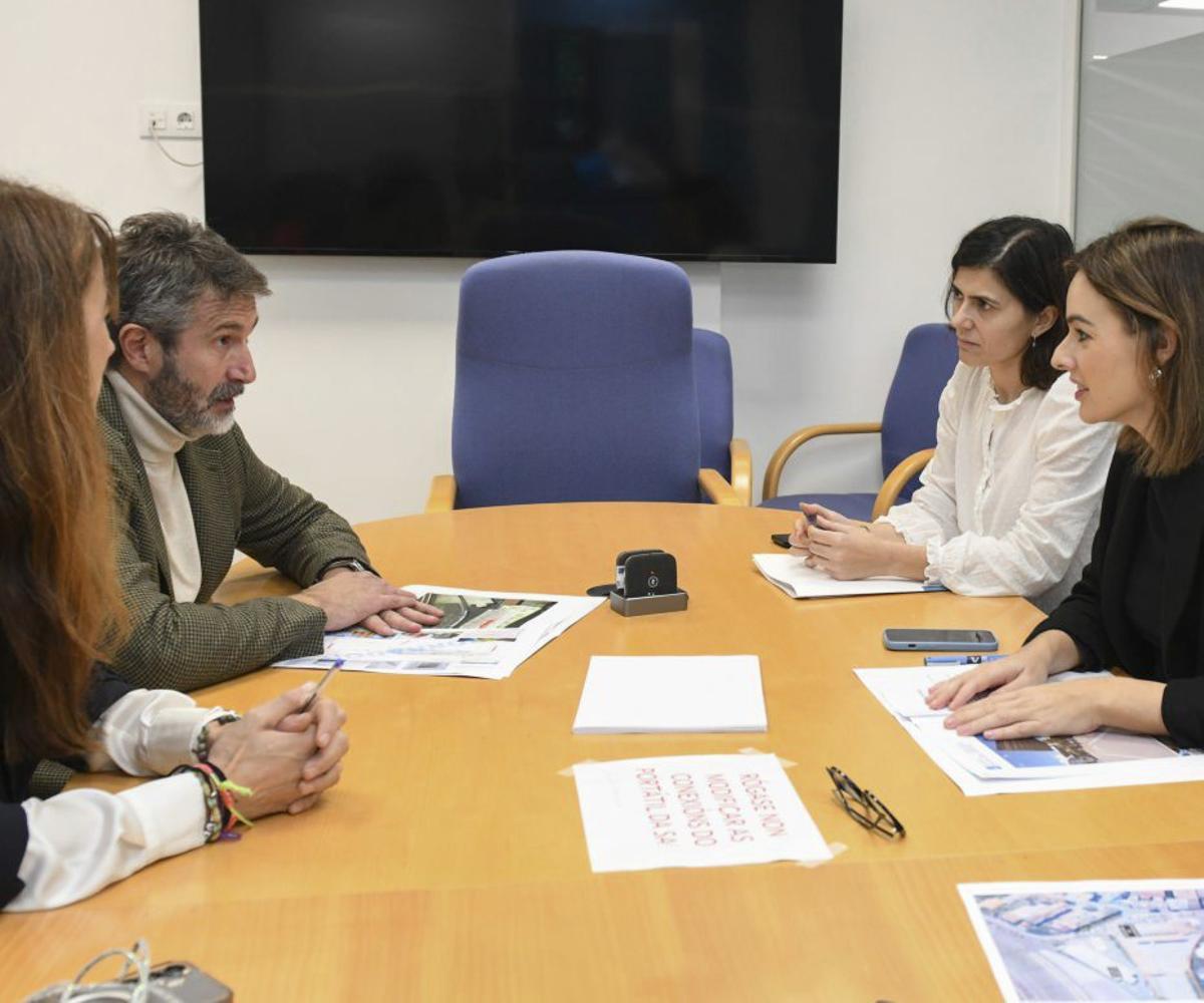 Varela, a la izquierda, en la reunión con la directora xeral. | FDV