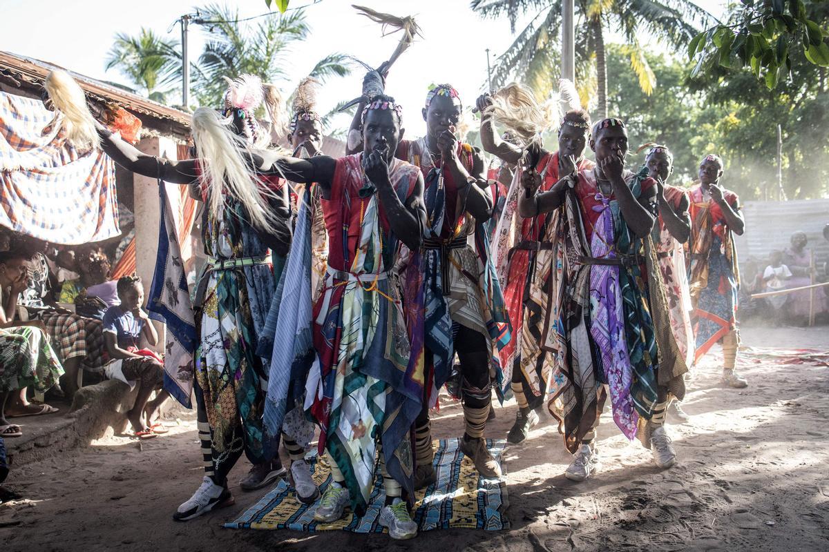 Jóvenes, vestidos con sus trajes tradicionales, asisten a una ceremonia que marca el final del proceso de iniciación anual para hombres jóvenes en Kabrousse, Senegal.