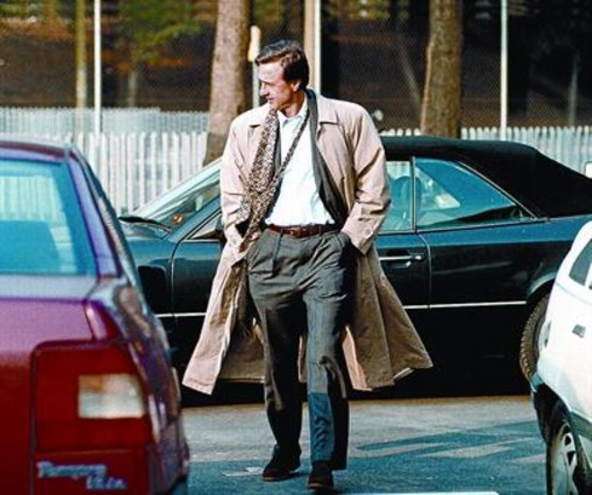 Amb la mítica gavardina, Johan Cruyff, als voltants del Camp Nou, el desembre de 1995.. Amb la mítica gavardina, Johan Cruyff, als voltants del Camp Nou, el desembre de 1995..