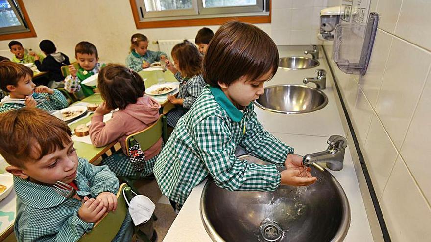 Un escolar se lava las manos tras ir al aseo durante la comida.   // G.S.