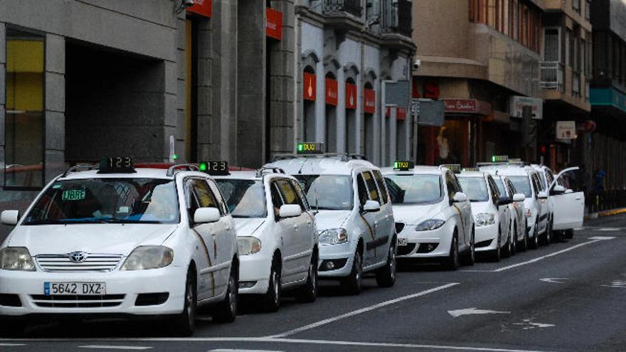 Ciudadanos critica la pasividad del tripartito para regular el taxi