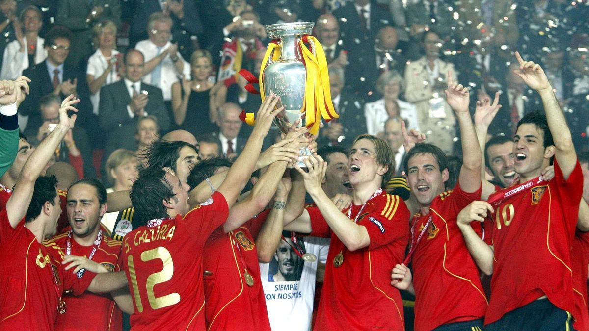 Los jugadores españoles sostienen el trofeo de campeones de la Eurocopa 2008