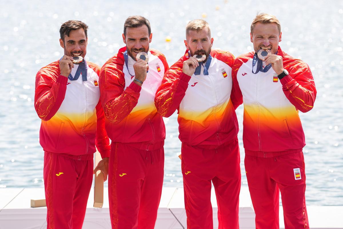 Los palistas españoles Rodrigo Germade, Saúl Craviotto, Carlos Arévalo y Marcus Cooper con la medalla de bronce lograda este jueves en la final de K4 500 metros de los Juegos Olímpicos de Paris 2024 en el Estadio Náutico Vaires-sur-Marne.