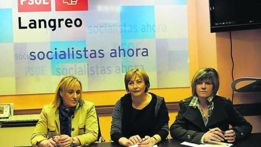 Por la izquierda, Nuria Devesa, Mariví Monteserín y Ana San Miguel, ayer, en la sede del PSOE de Langreo.