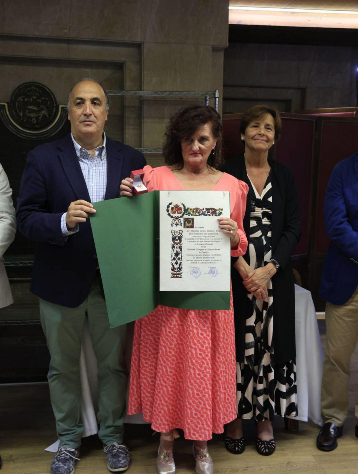 Javier Gómez Mendoza, Marta Martínez y Carmen Moriyón, con el diploma e insignia en reconocimiento de la trayectoria de la procuradora. | JUAN PLAZA