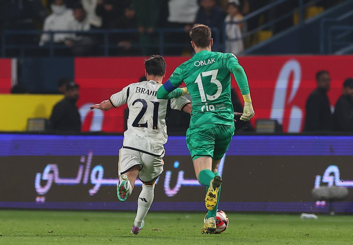 Jan Oblak, portero del Atlético, persigue sin éxito a Brahim Diaz, del Real Madrid, en la jugada del 5-3 de la Supercopa.