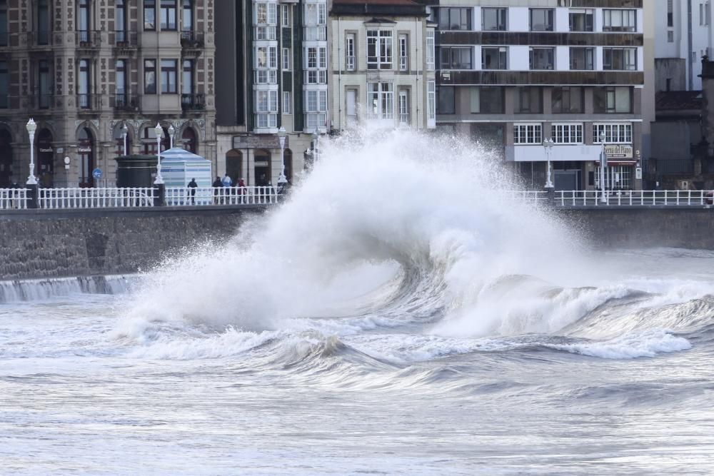 Las imágenes del temporal en Gijón.