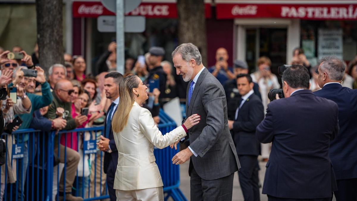 María Guardiola saluda al rey Felipe, a su llegada a Badajoz.