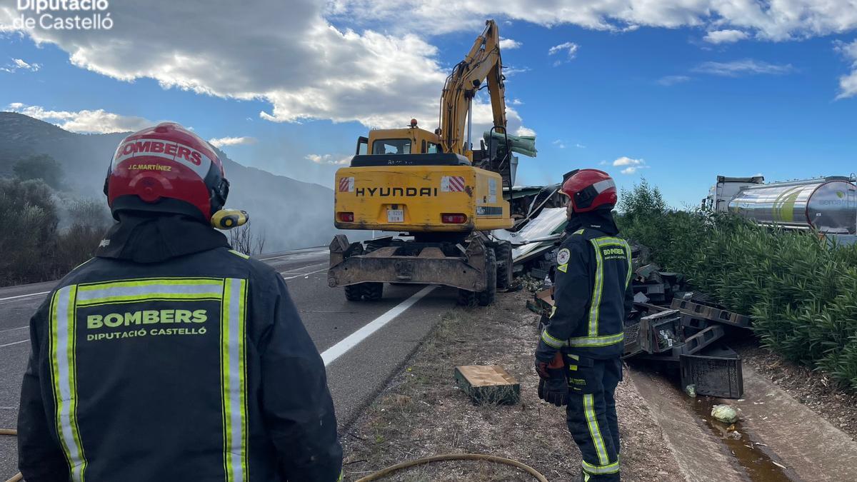 Un camión arde en la AP-7 en Alcalà de Xivert y obliga a cortar la autopista