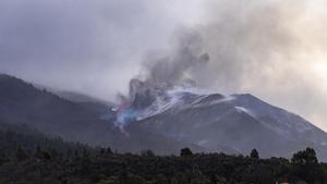El con principal del volcà de La Palma torna a entrar en activitat