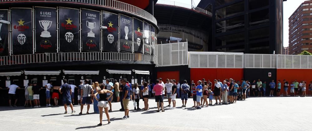 Colas en las taquillas de Mestalla