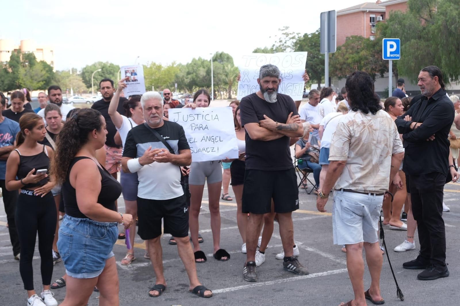Protesta en los juzgados de Elche por la muerte de un detenido en Comisaría