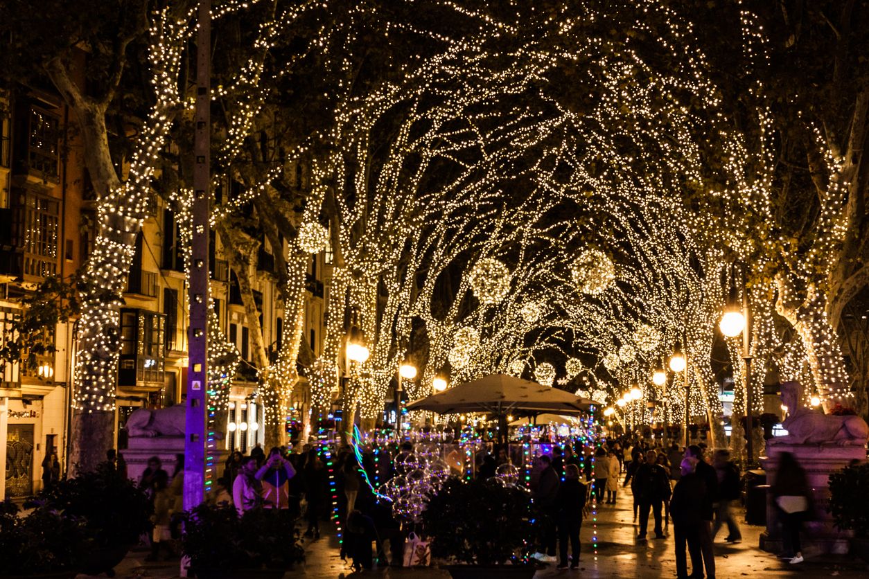 Calle decorada con luces navideñas.