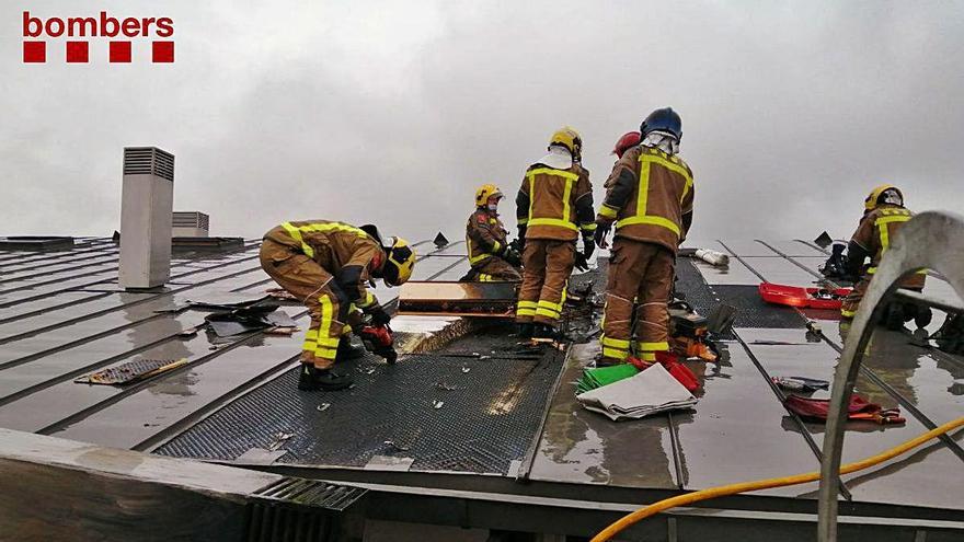 Els bombers van haver d&#039;accedir al fals sostre per la coberta.