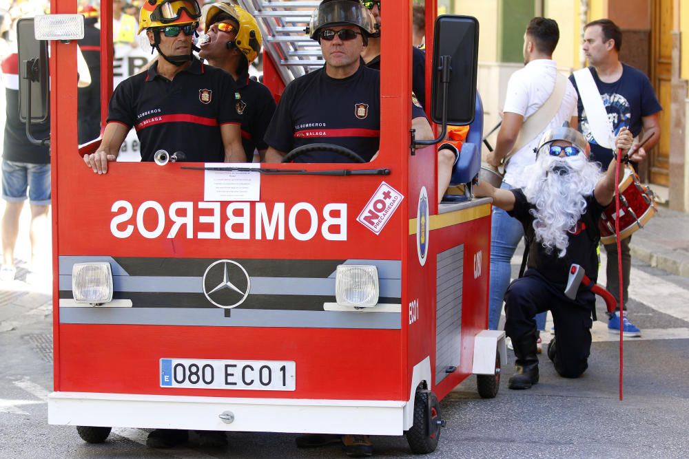 La manifestación, que partía del parque de bomberos de Martiricos, ha recorrido las calles de Málaga hasta llegar a la plaza de la Constitución