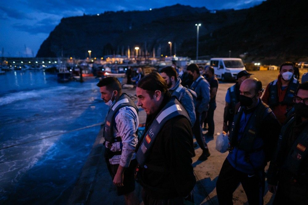 Traslado de agricultores de La Palma en una embarcación de la Armada Española durante la erupción del volcán