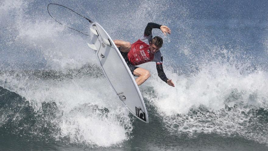 Un participante en la pasada edición del Open LPA Surf City coge una ola en La Cícer.   | LP / DLP