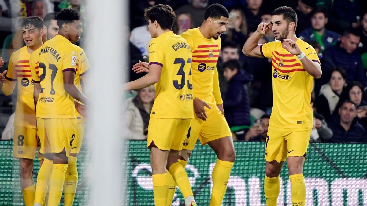 Los jugadores del Barça celebran el primer gol de Ferran, que marcó tres al Betis en el Benito Villamarín.