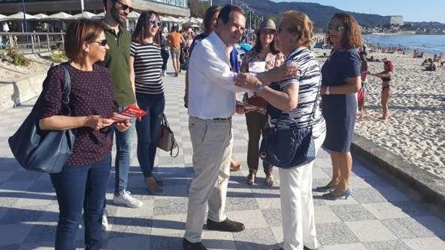 Caballero, ayer durante el reparto de folletos en el paseo de Samil.